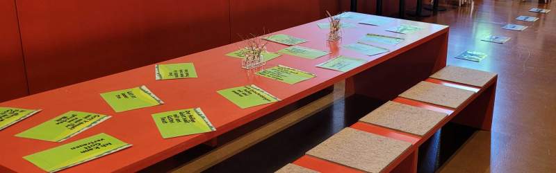 Bild mit liegenden Blättern